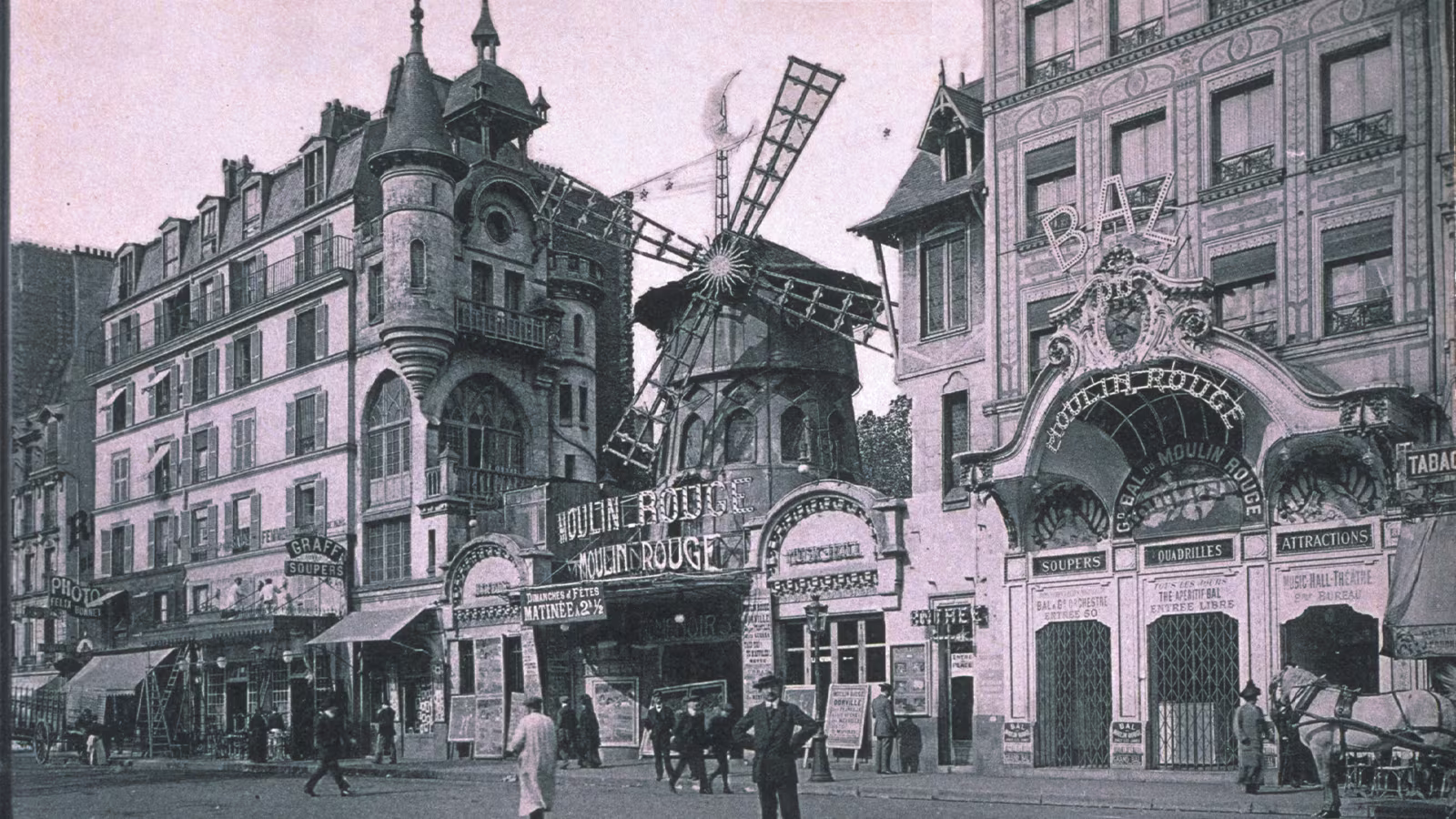 Eine schwarz-weiss Aufnahme des Moulin Rouge in Paris.