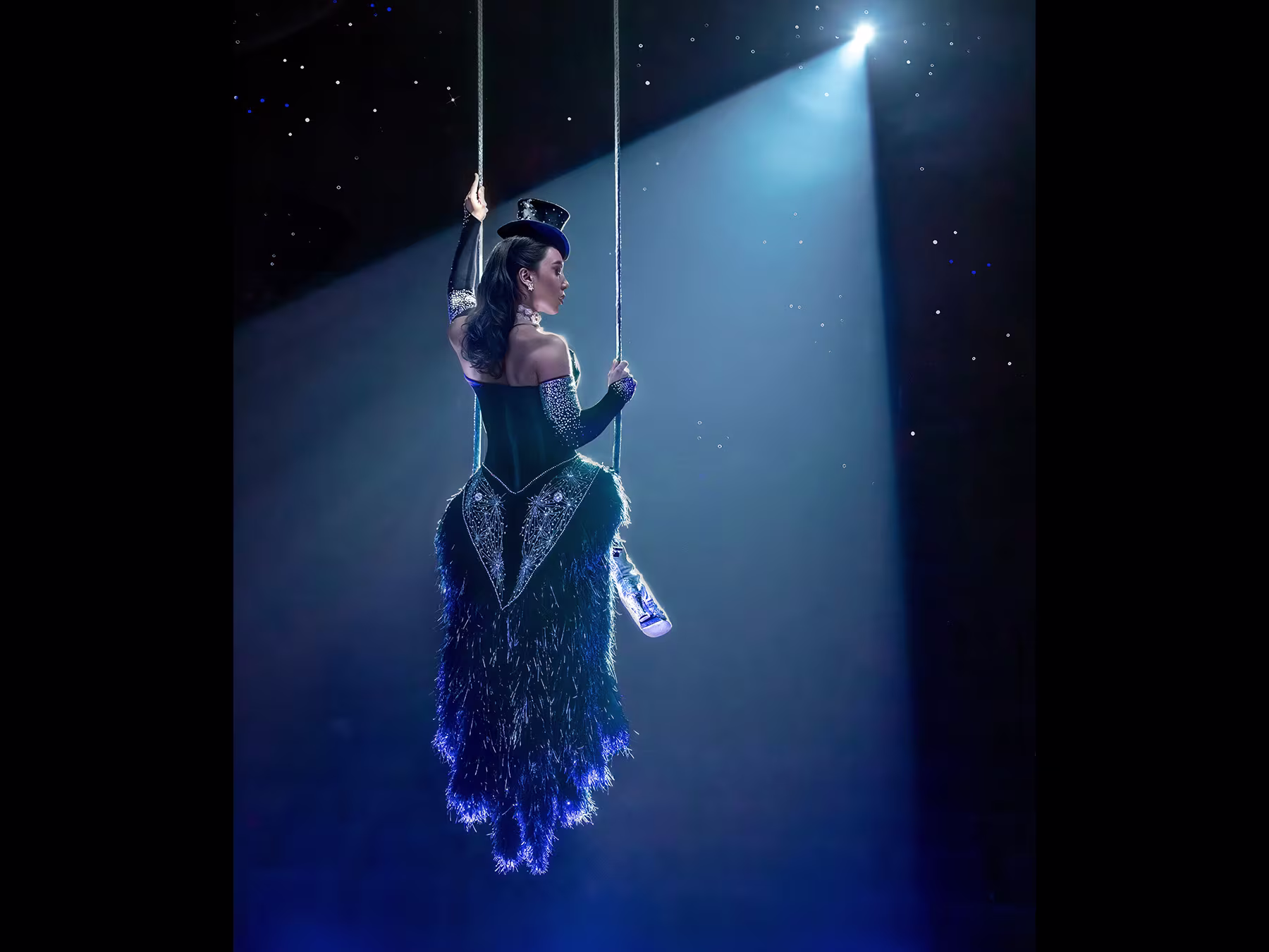 Moulin Rouge! Das Musical Showbild Satine auf Schaukel mit Spotlight