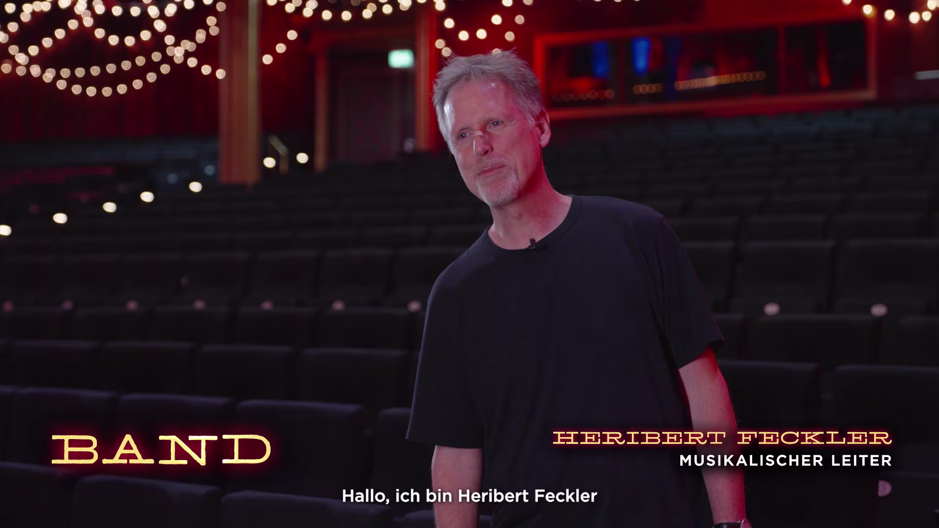 Moulin Rouge! Das Musical Mann mit schwarzem Shirt im Theater