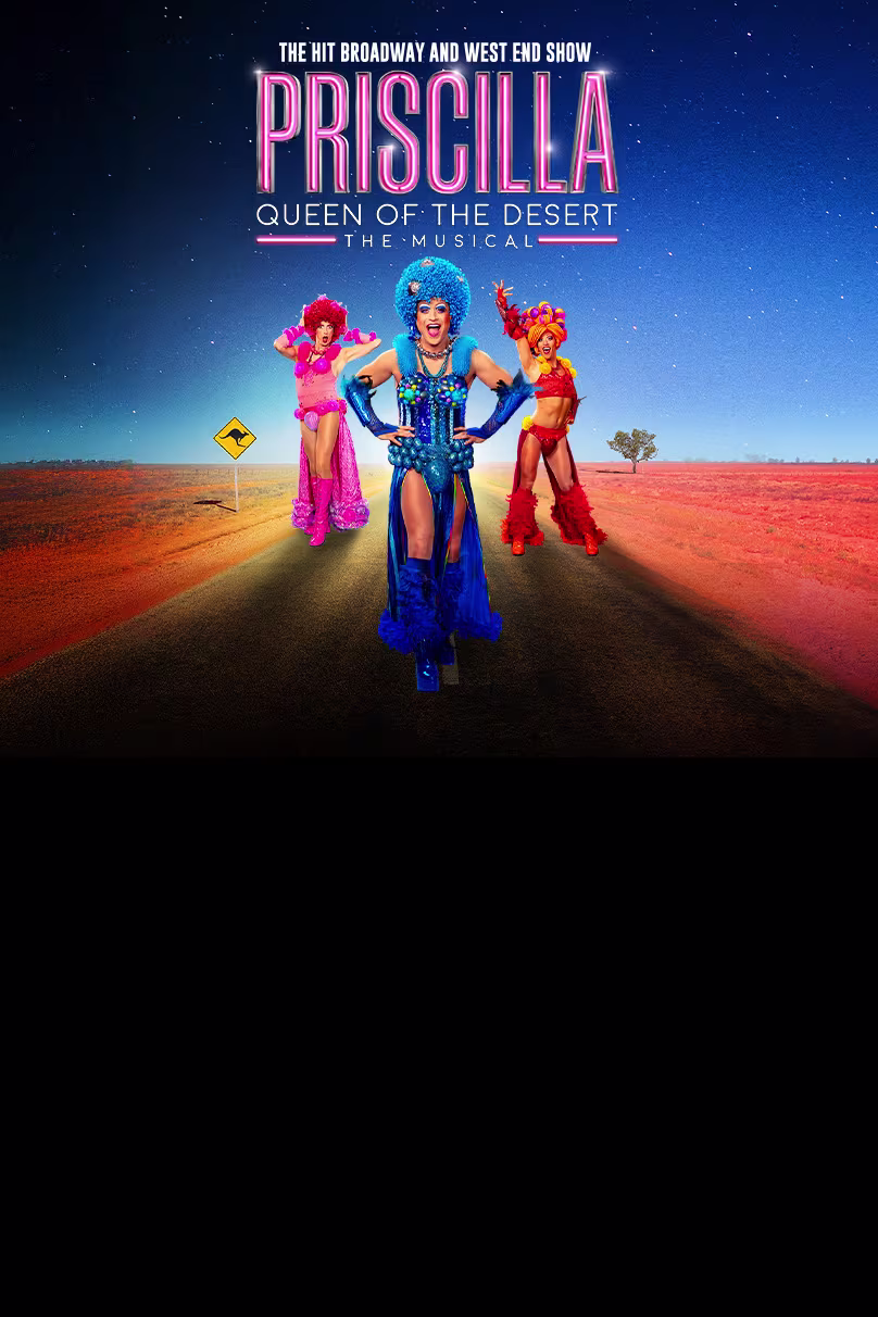 Drei Dragqueens stehen in der Wüste, über ihnen das Logo von Priscilla - Queen of the Desert