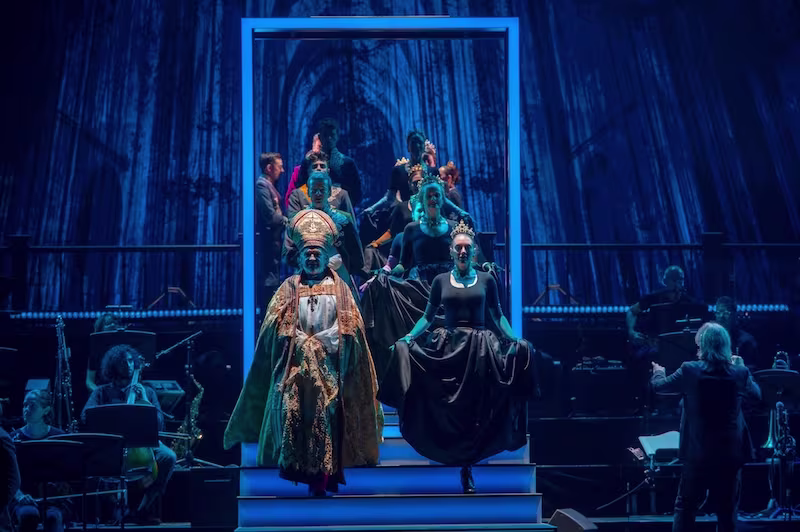 Darsteller auf der Bühne bei "Elisabeth" Musical