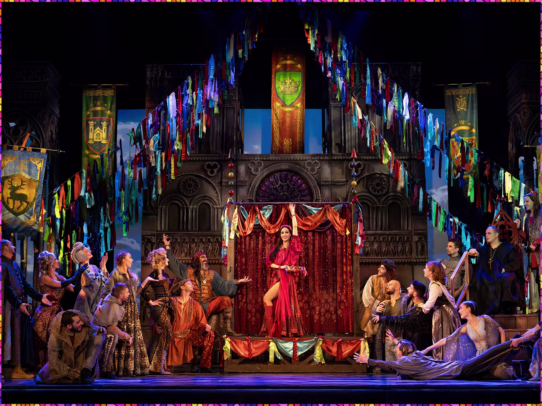 Glöckner von Notre Dame dunkles Bühnenbild mit Ensemble