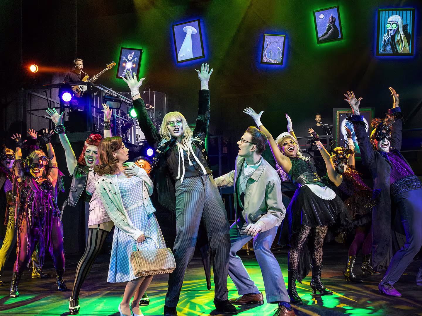Szene der verkleideten Darsteller auf der Bühne während des Musicals Rocky Horror Show.