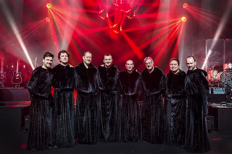 Gruppenfoto von Gregorian Darsteller*innen 