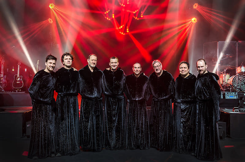 Gruppenfoto von Gregorian Darsteller*innen 