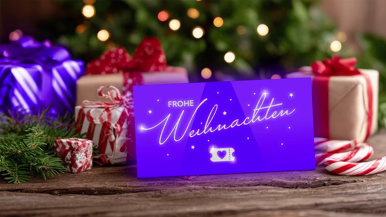 Gutschein mit Geschenke im Hintergrund