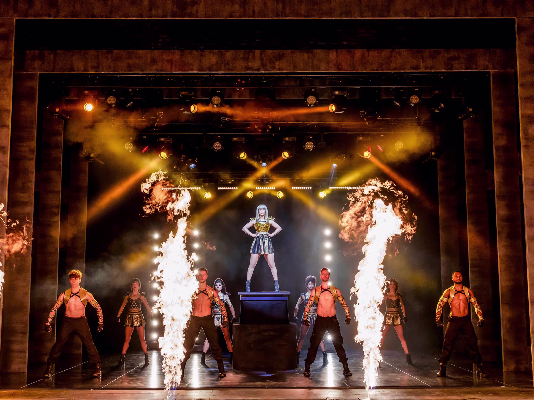 Bodyguard The Muscial: Bühne mit Darstellern