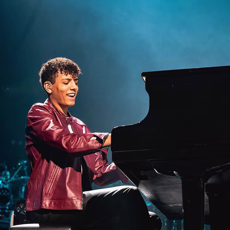 louis-philippson-card-slider-800x800-2025