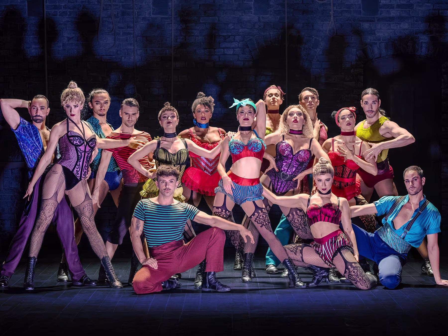 Moulin Rouge! Das Musical Show Bild Ensemble mit bunten Outfits
