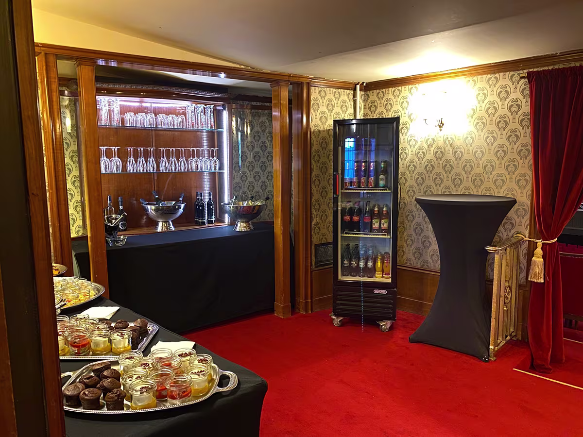VIP-Loge des Admiralspalasts für das Musical "Berlin Berlin": auf dem Boden roter Teppich, vorne links ein Buffet und hinten ein Kühlschrank mit diversen Getränken