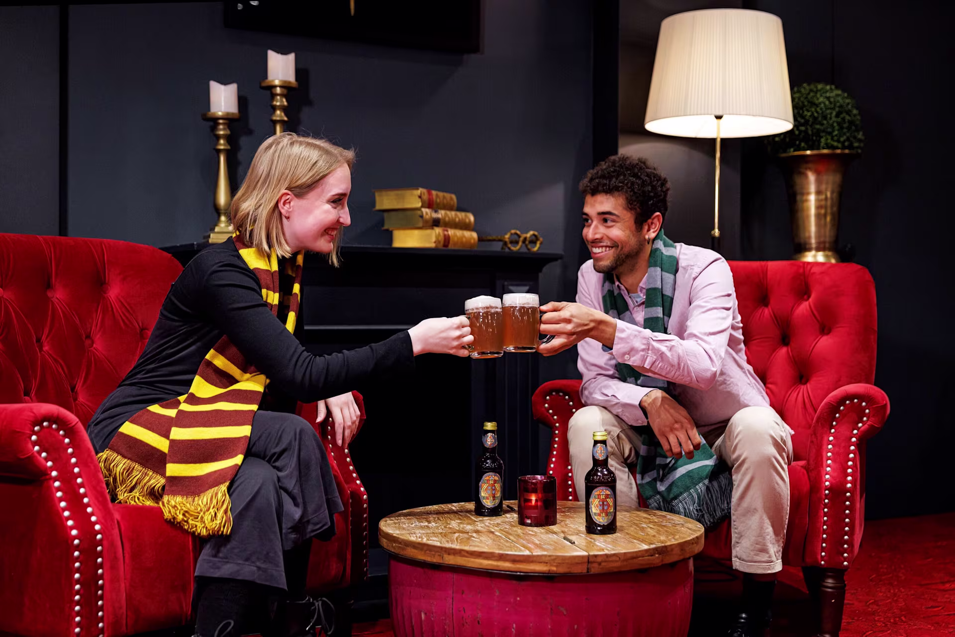 Besucher*innen in der Lounge mit Getränken am Anstoßen 