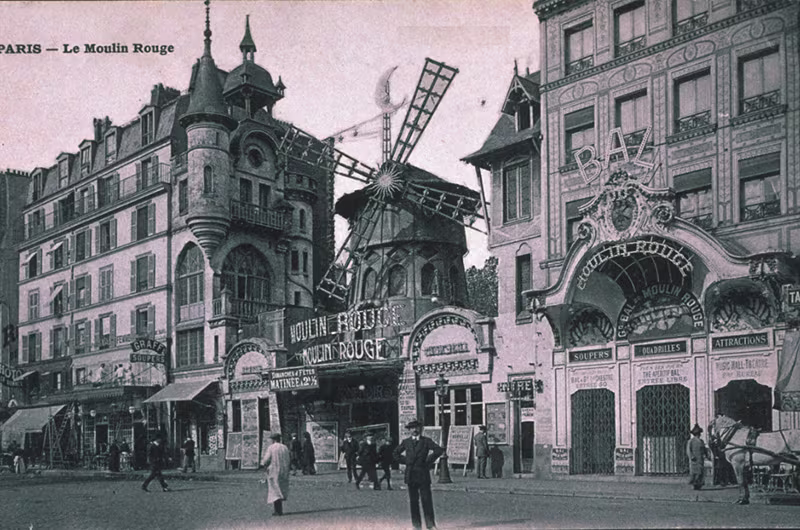 Historisches Nachkriegs Bild des Moulin Rouge Gebäude in Paris 