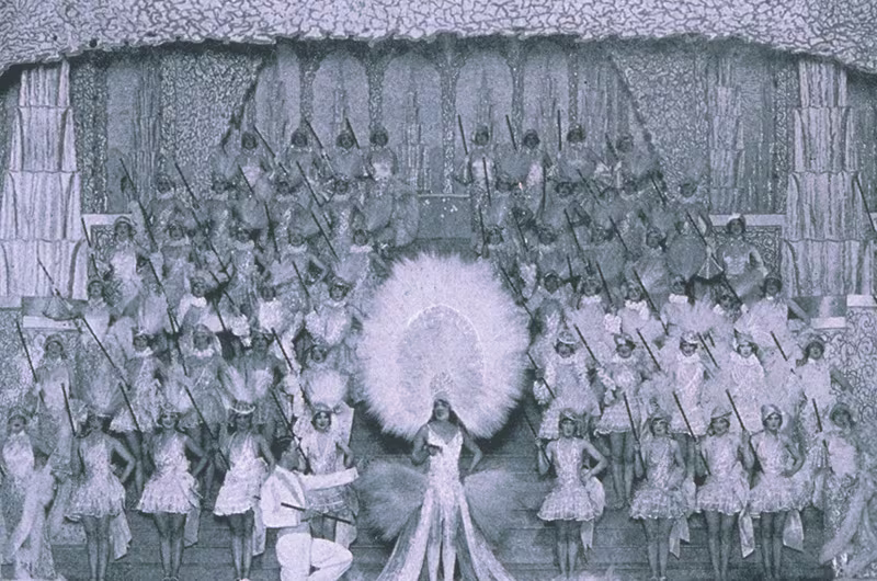 Historisches Bild einer Moulin Rouge Aufführung 