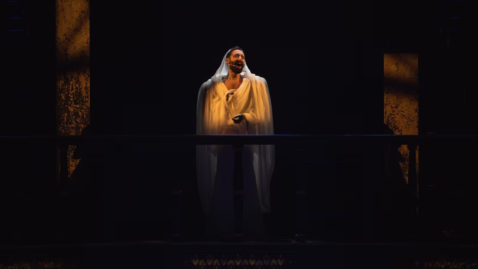 Romeo und Julia - Liebe ist alles: Conchita Wurst als Todesengel