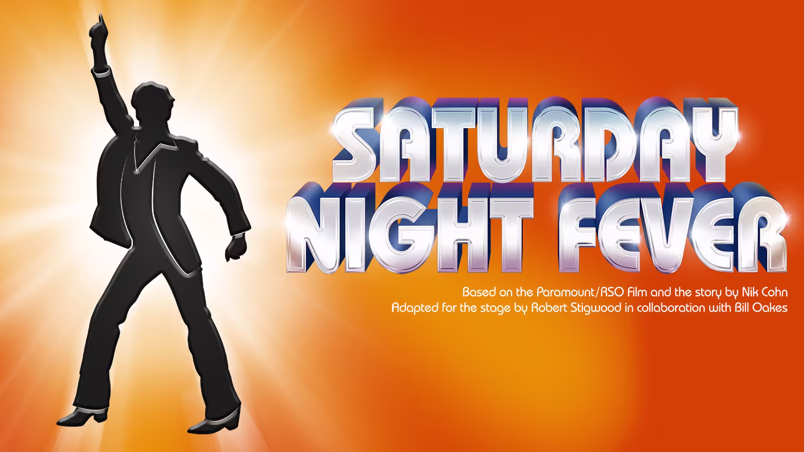 Eine schwarze Silhouette im Anzug streckt einen Finger nach oben. Vor orangenem Hintergund steht das Logo von Saturday Night Fever.