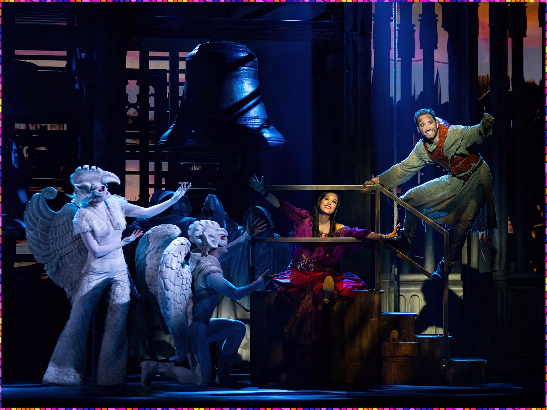 Glöckner von Notre Dame dunkles Bühnenbild mit Ensemble