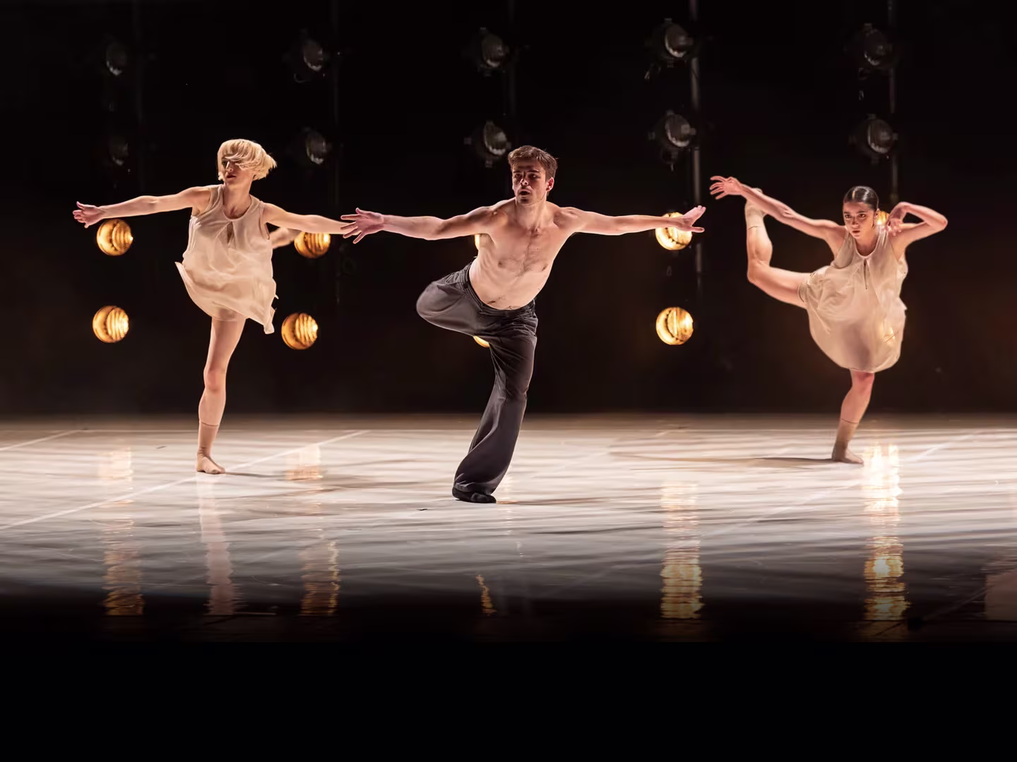 Dance Me - drei tanzende Menschen