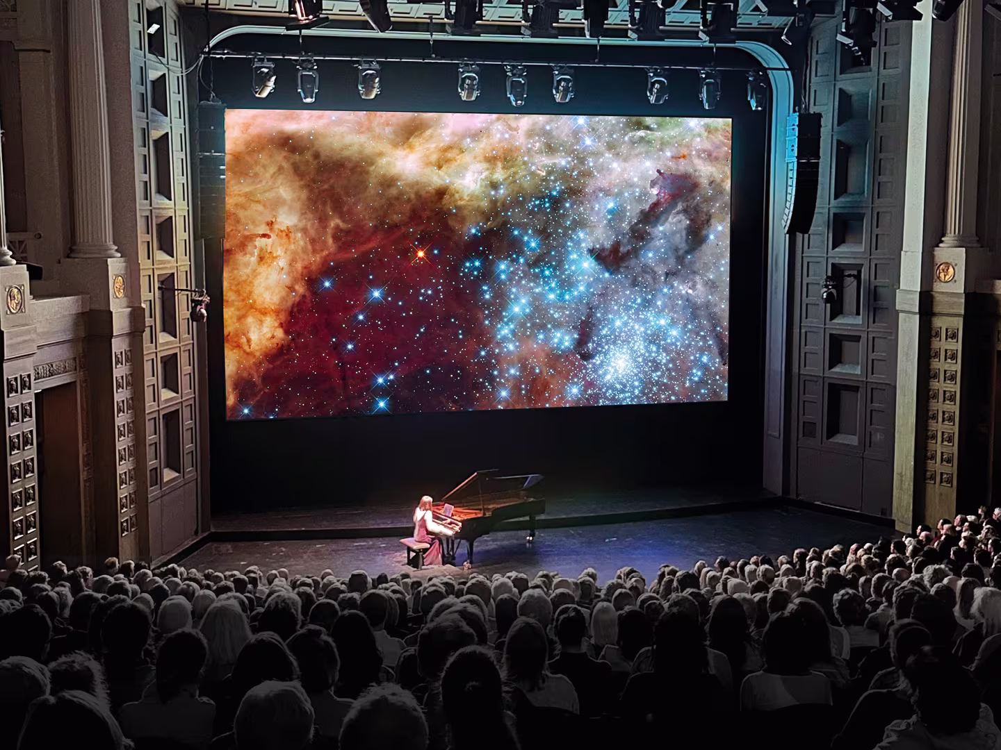 Bach in Space: NASA Bild auf Leinwand, Person am Flügel und Publikum