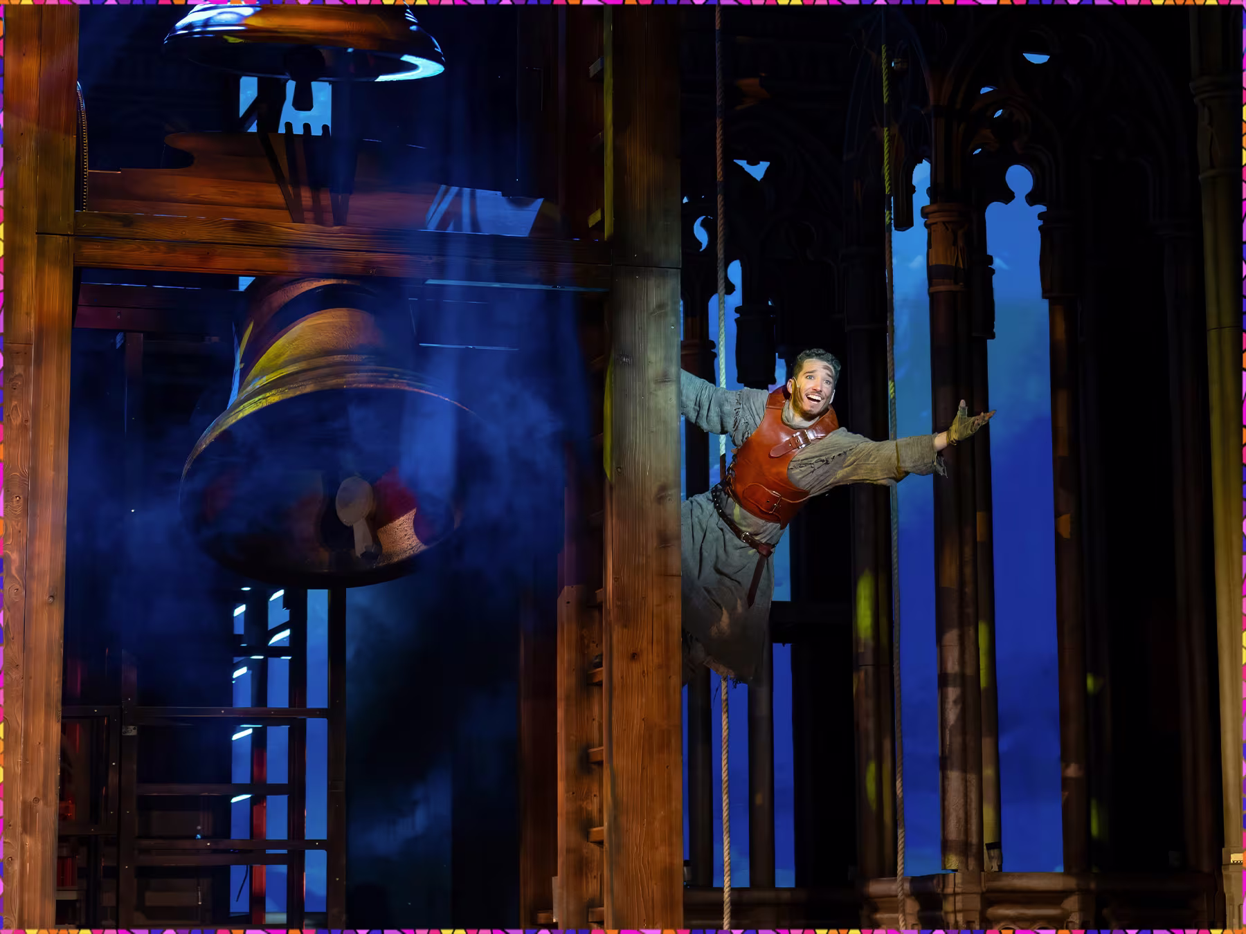 Glöckner von Notre Dame dunkles Bühnenbild mit Glöckner