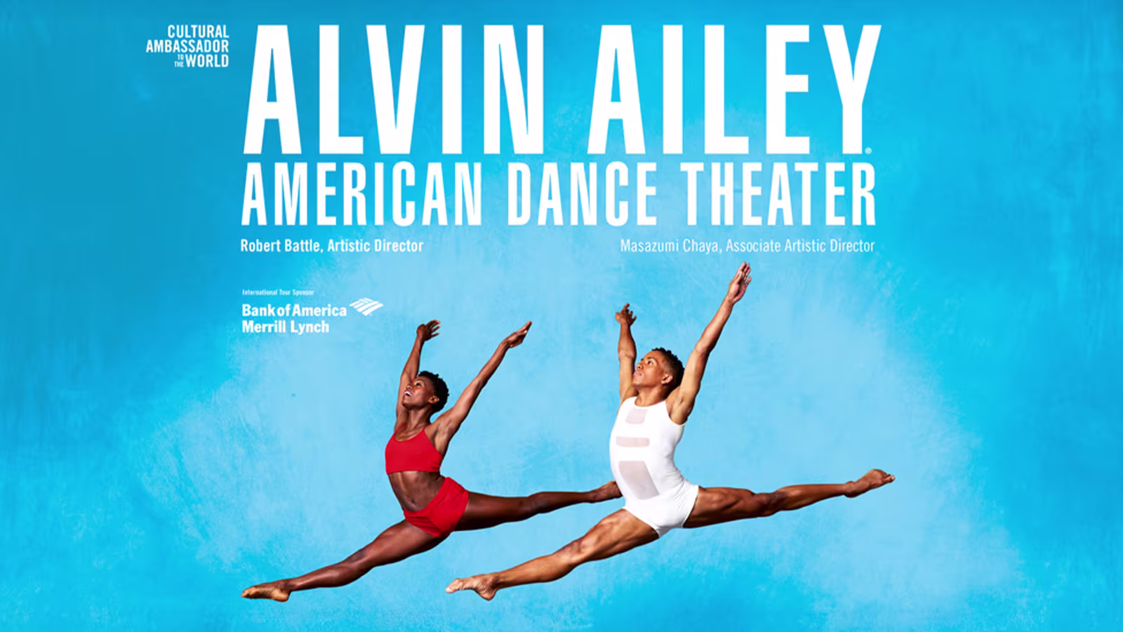 Zwei Tänzer*innen Springen im Spagat vor hellblauem Hintergrund. Über Ihnen das weiße Logo des Alvin Ailey American Dance Theater.