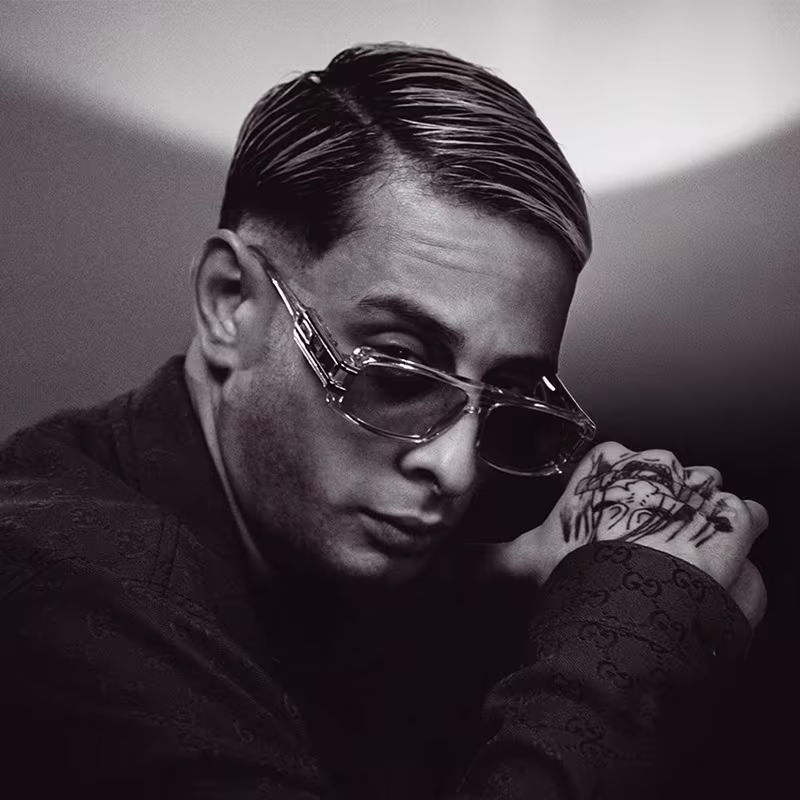 MUCCO - „Junges Blut“-Tour 2026 Portrait von Mann mit Tattoo und Brille