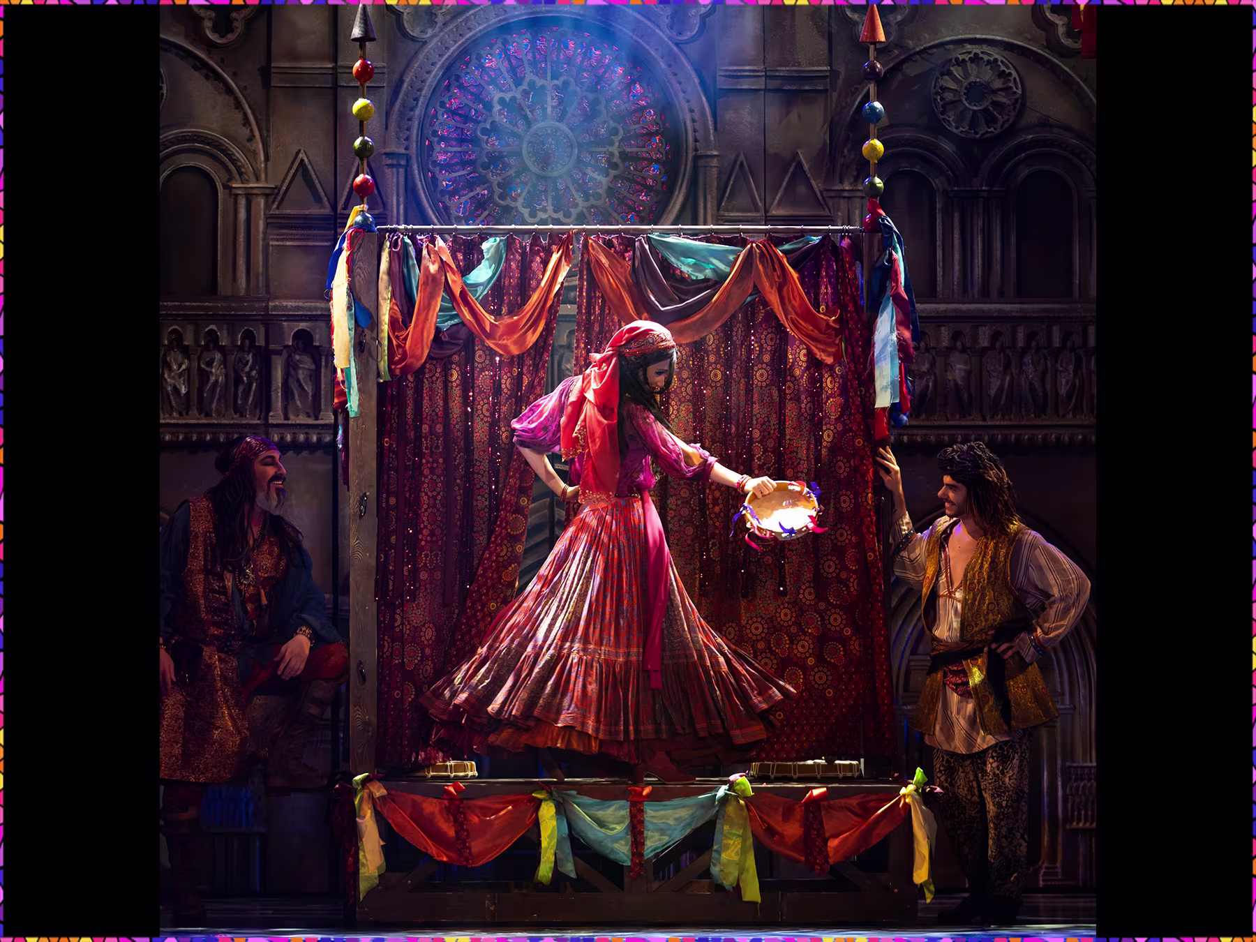 Glöckner von Notre Dame dunkles Bühnenbild mit Sängerin im Kleid