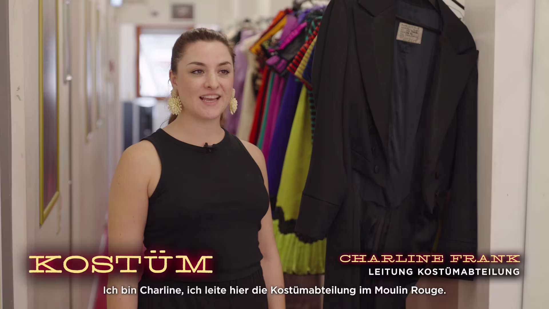 Moulin! Rouge Das Musical Frau mit schwarzem Shirt im Theater als Kostüm