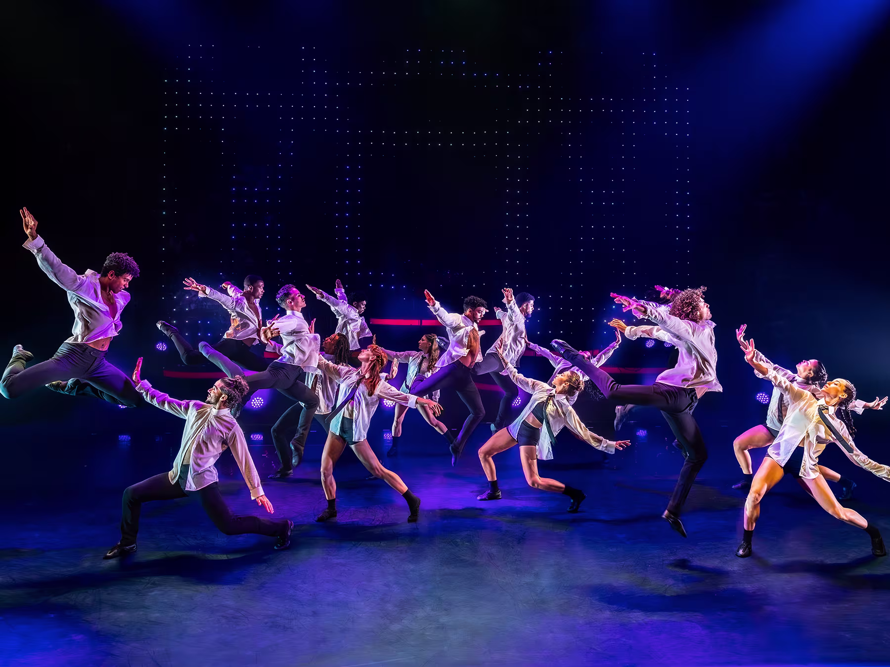 Tänzer und Tänzerinnen tanzen auf Bühne