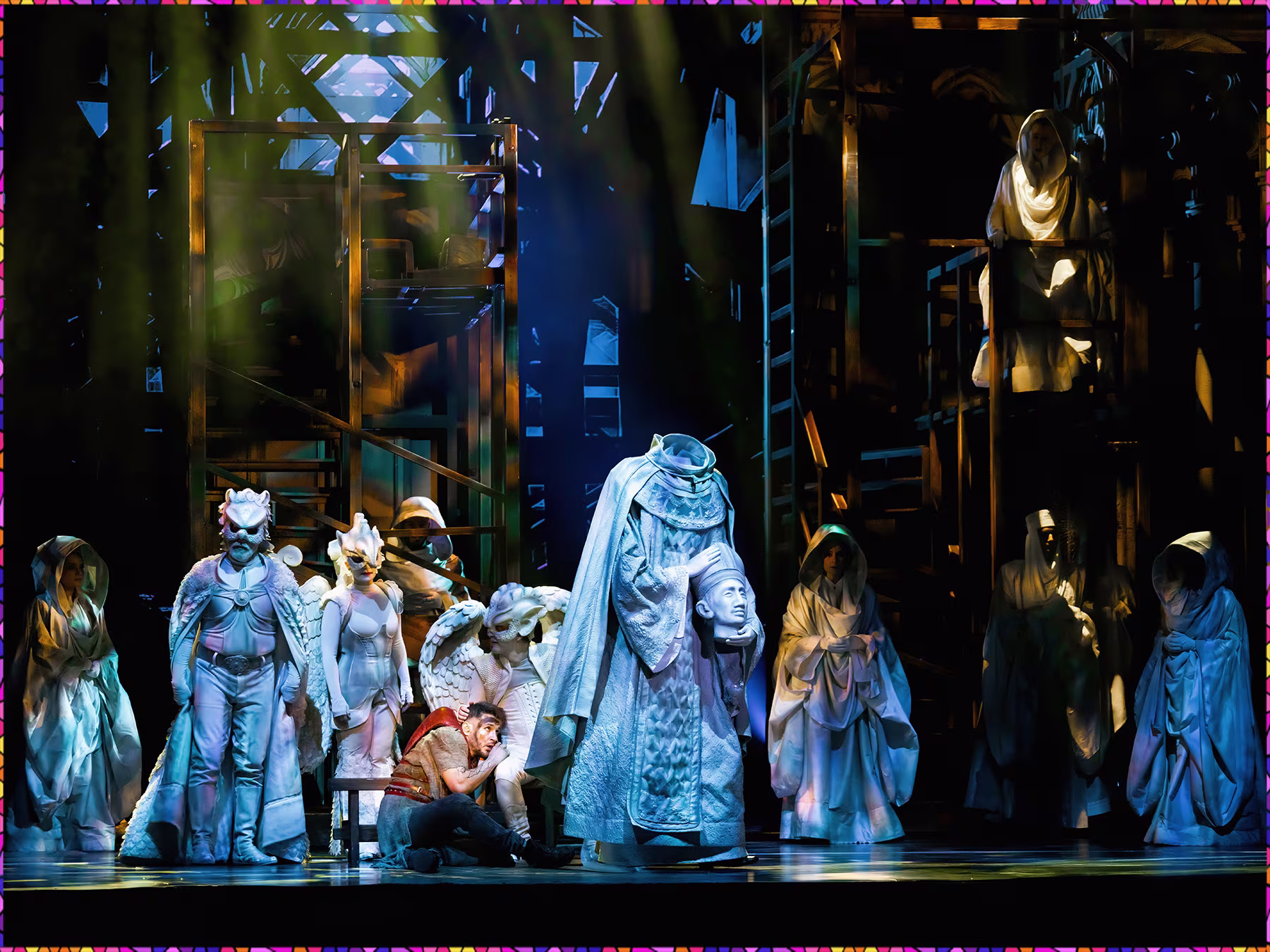 Glöckner von Notre Dame dunkles Bühnenbild mit Ensemble in Kostümen