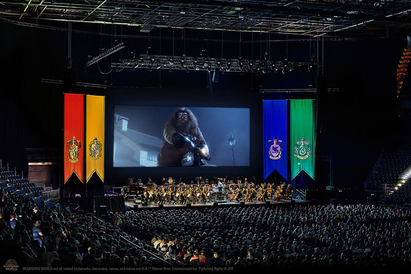 Foto aus Zuschauersicht auf die Bühne während "Harry Potter und der Stein der Weisen" 