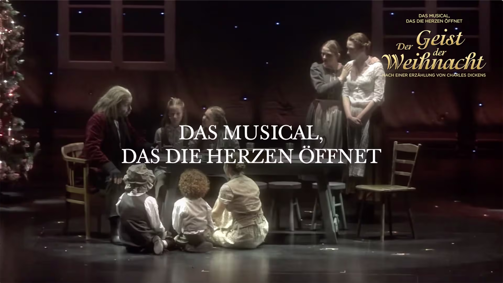 Kinder sitzen auf der Bühne im Kreis und hören die Geschichte von dem Geist der Weihnacht