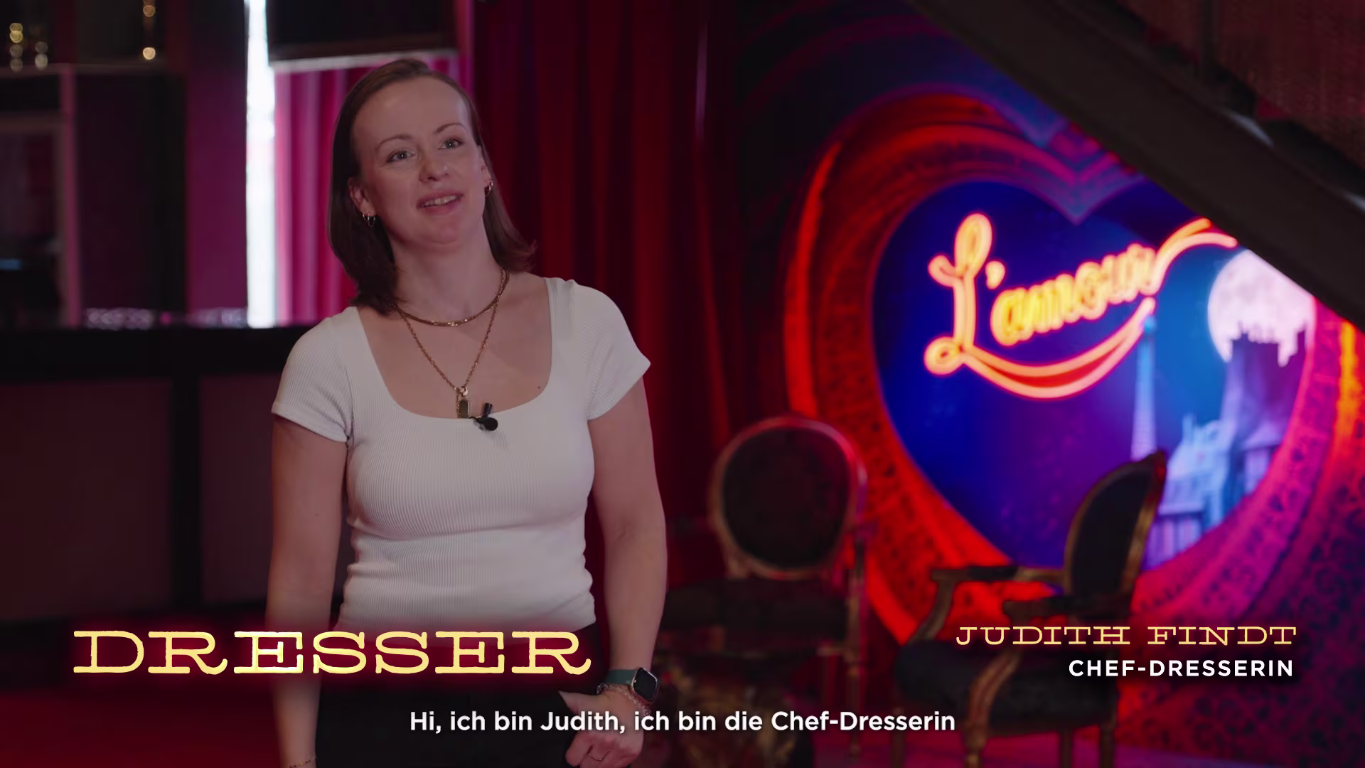 Moulin! Rouge Das Musical Frau mit weißem Shirt im Theater als Dresserin