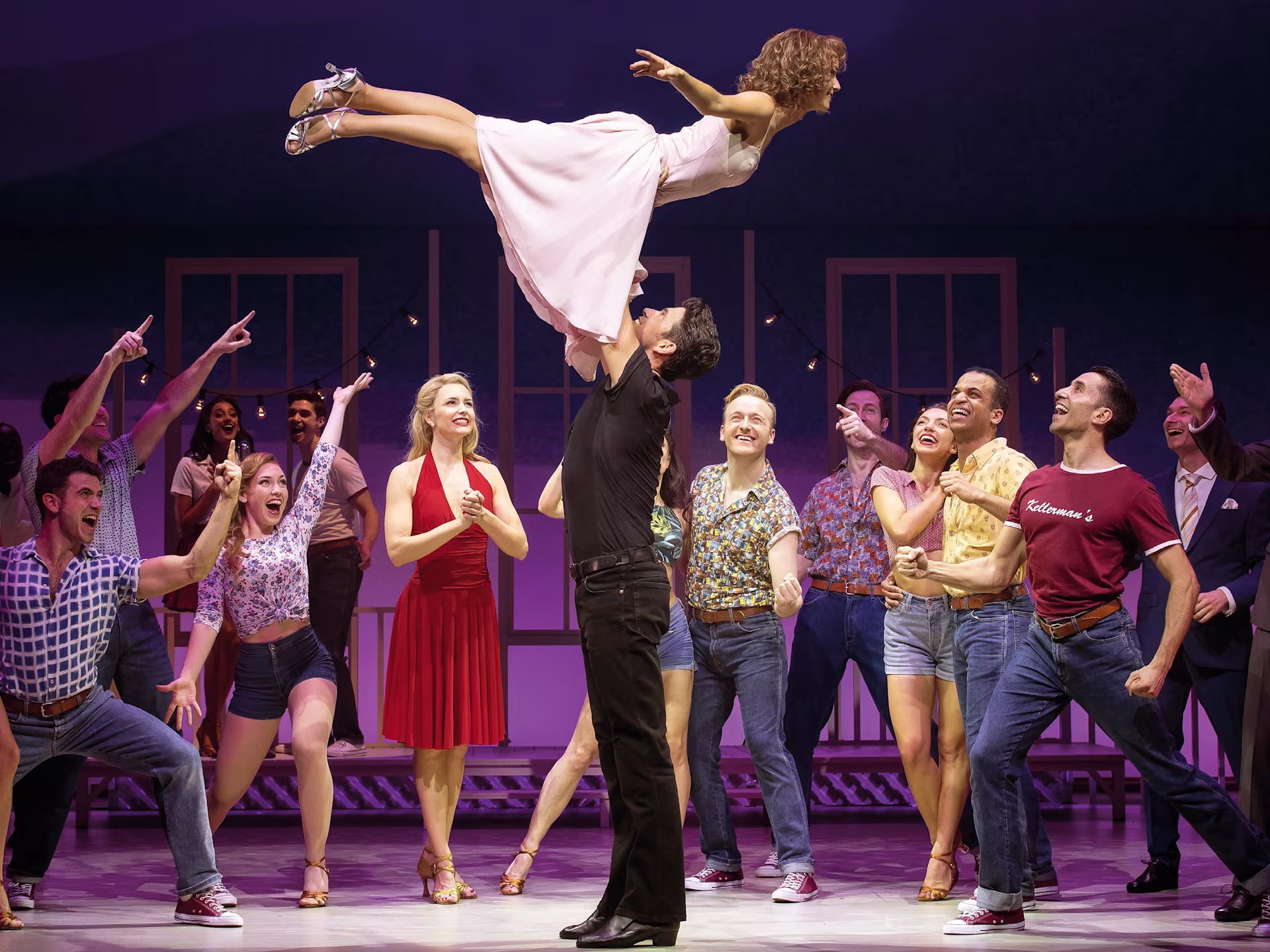 Szene aus “Dirty Dancing – Das Original Live On Tour”: Frau im weißen Kleid wird von Mann hochgehoben.