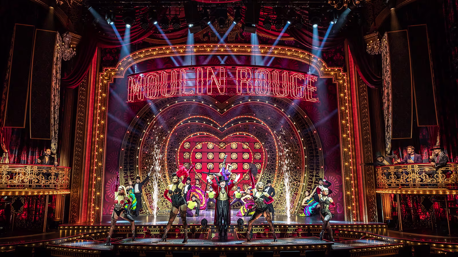 Tanzenden Menschen auf der Moulin Rouge Bühne in aufregenden Kostümen