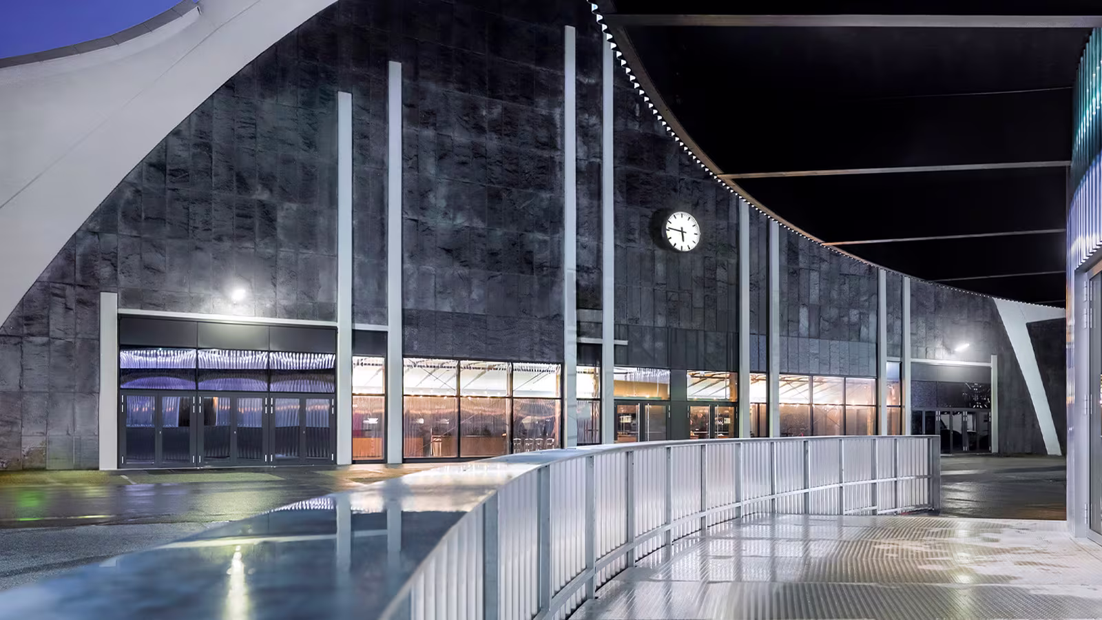 Das Hamburger Theater am Großmarkt in der Dämmerung