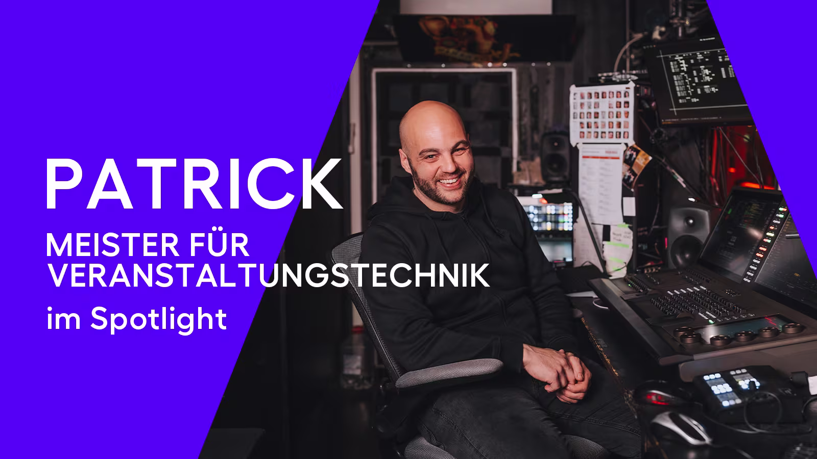 ATG Entertainment Mann mit Glatze und schwarzer Kleidung sitzt im Theater an Technik