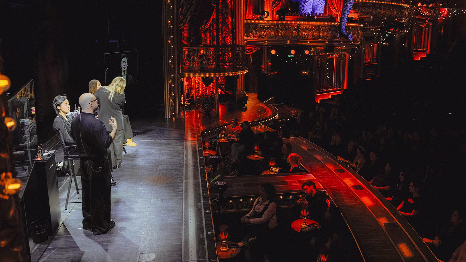 eite Aufnahme der Bühne von Moulin Rouge! Das Musical mit Make-up-Team links und dem blauen Elefanten über den Rängen rechts