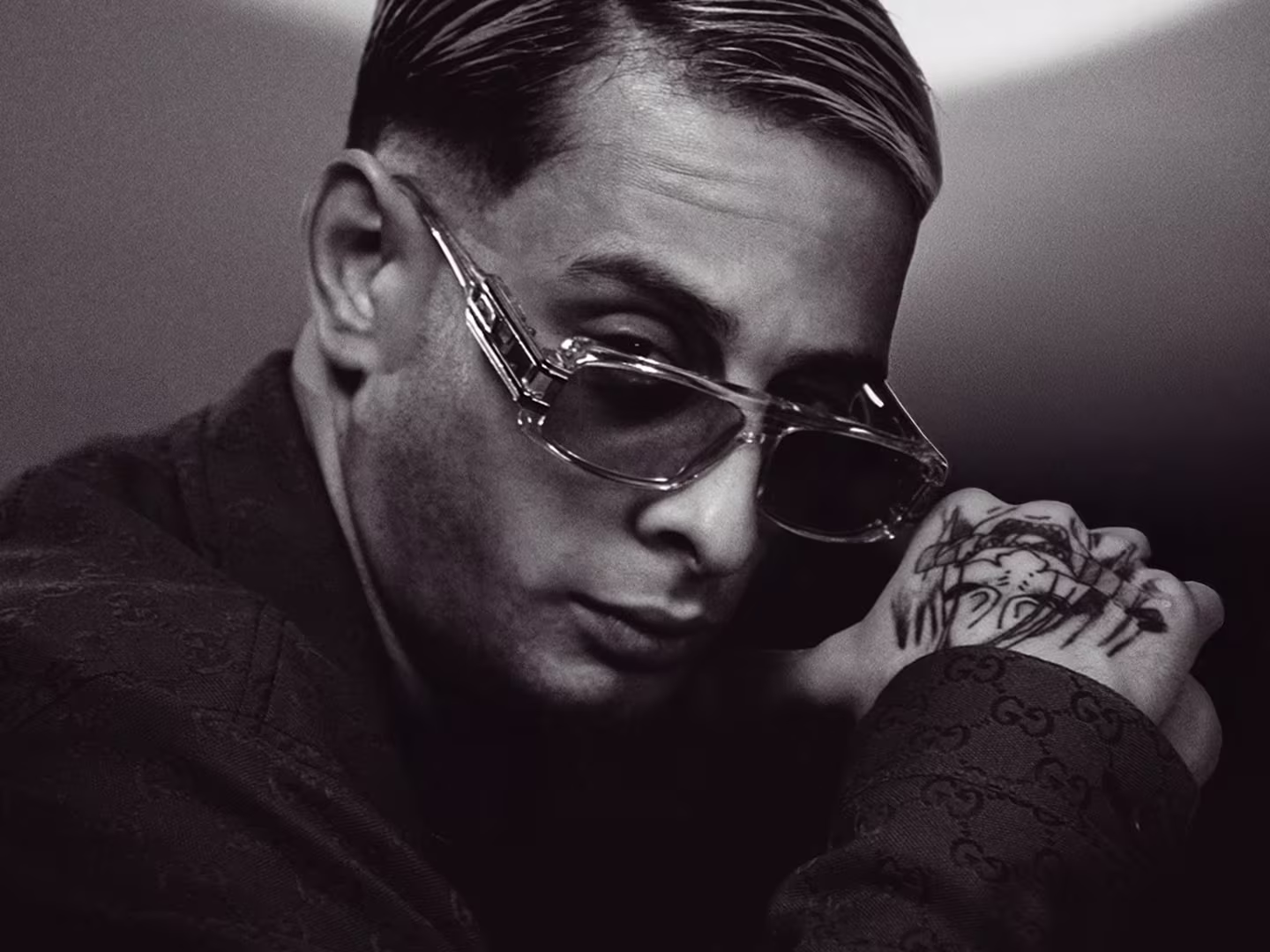 MUCCO - „Junges Blut“-Tour 2026 Portrait von Mann mit Tattoo und Brille