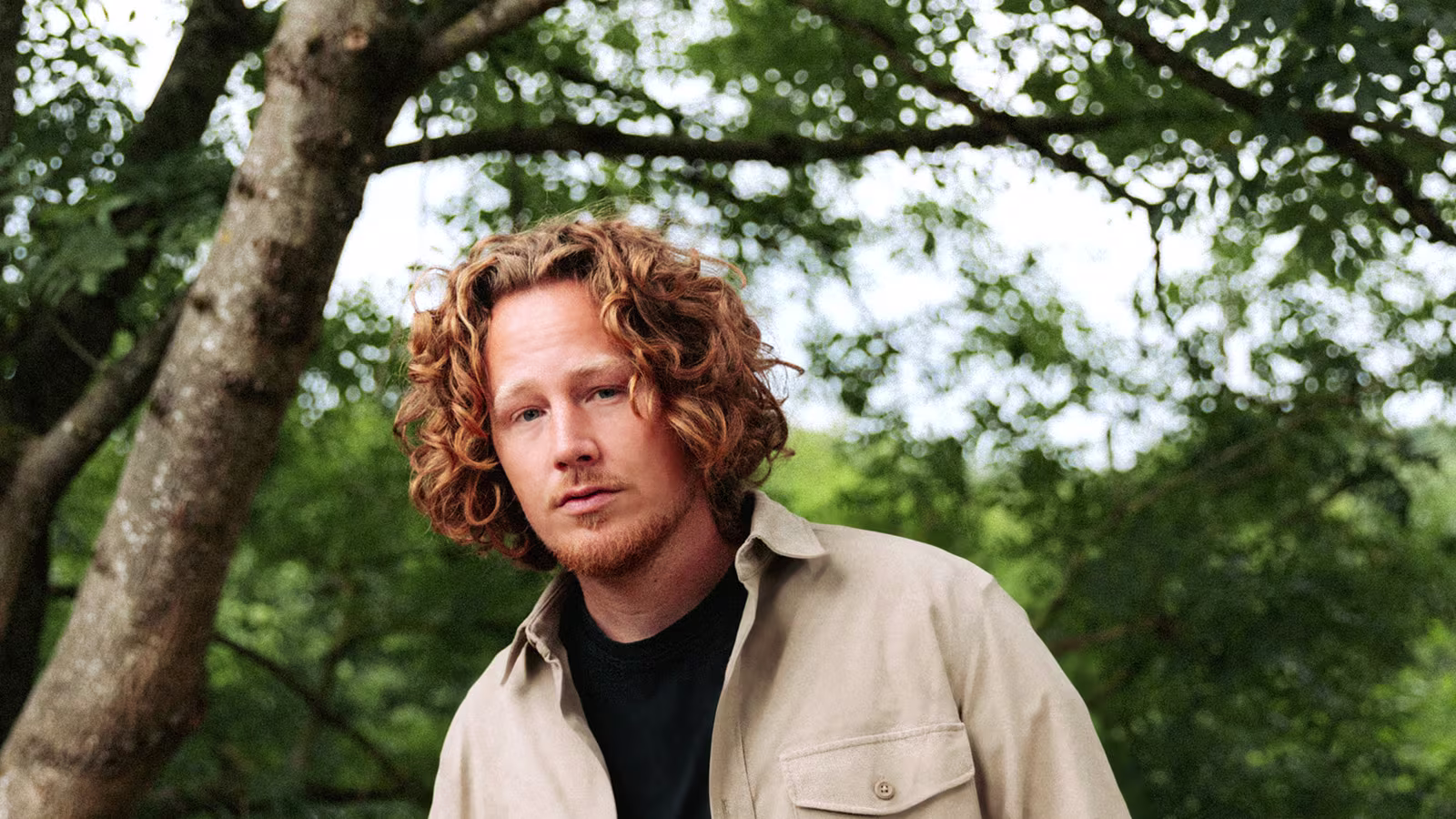 Michael Schulte steht vor Bäumen