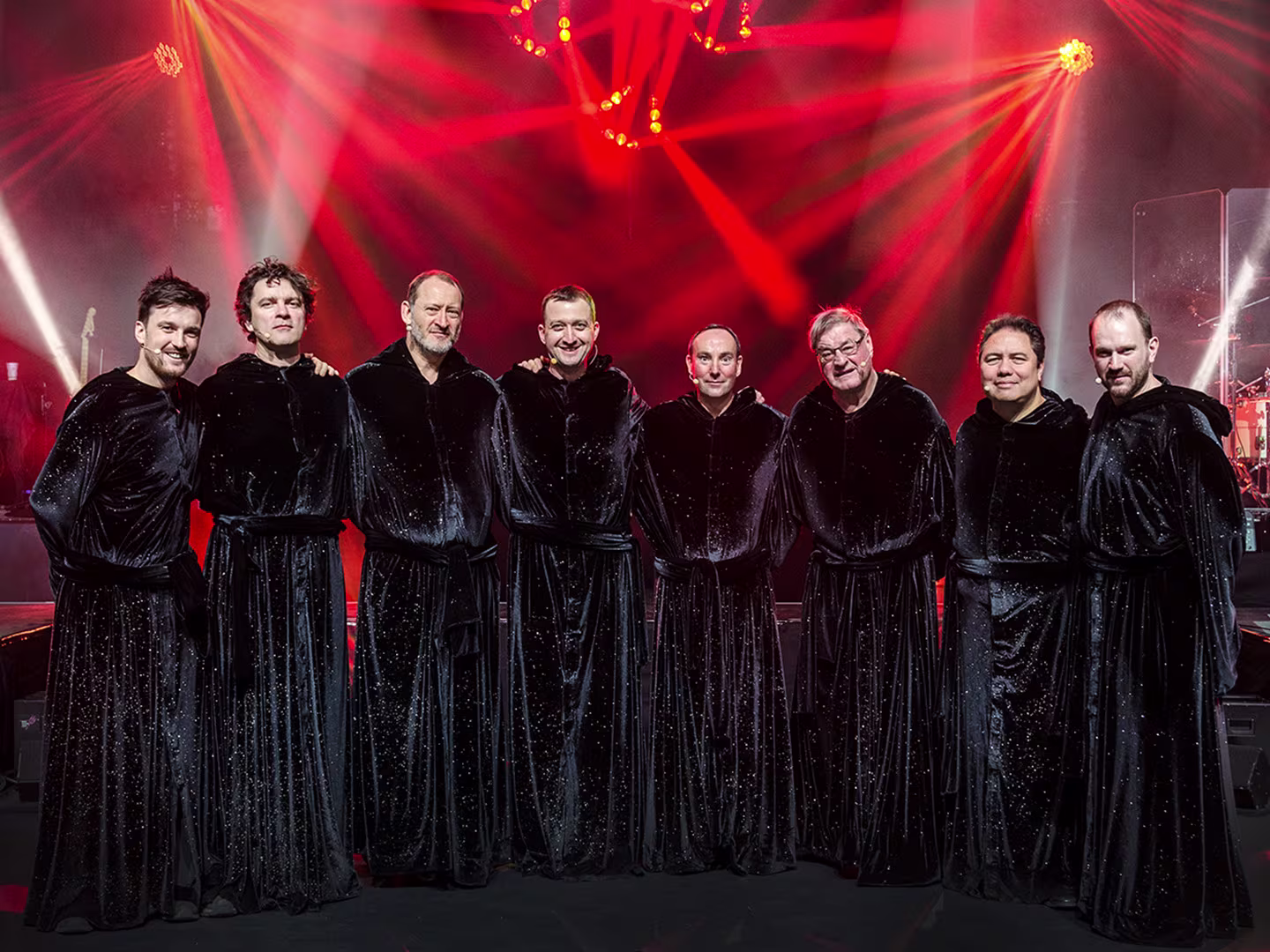 Gruppenfoto der Gregorian Mitglieder auf der Bühne 