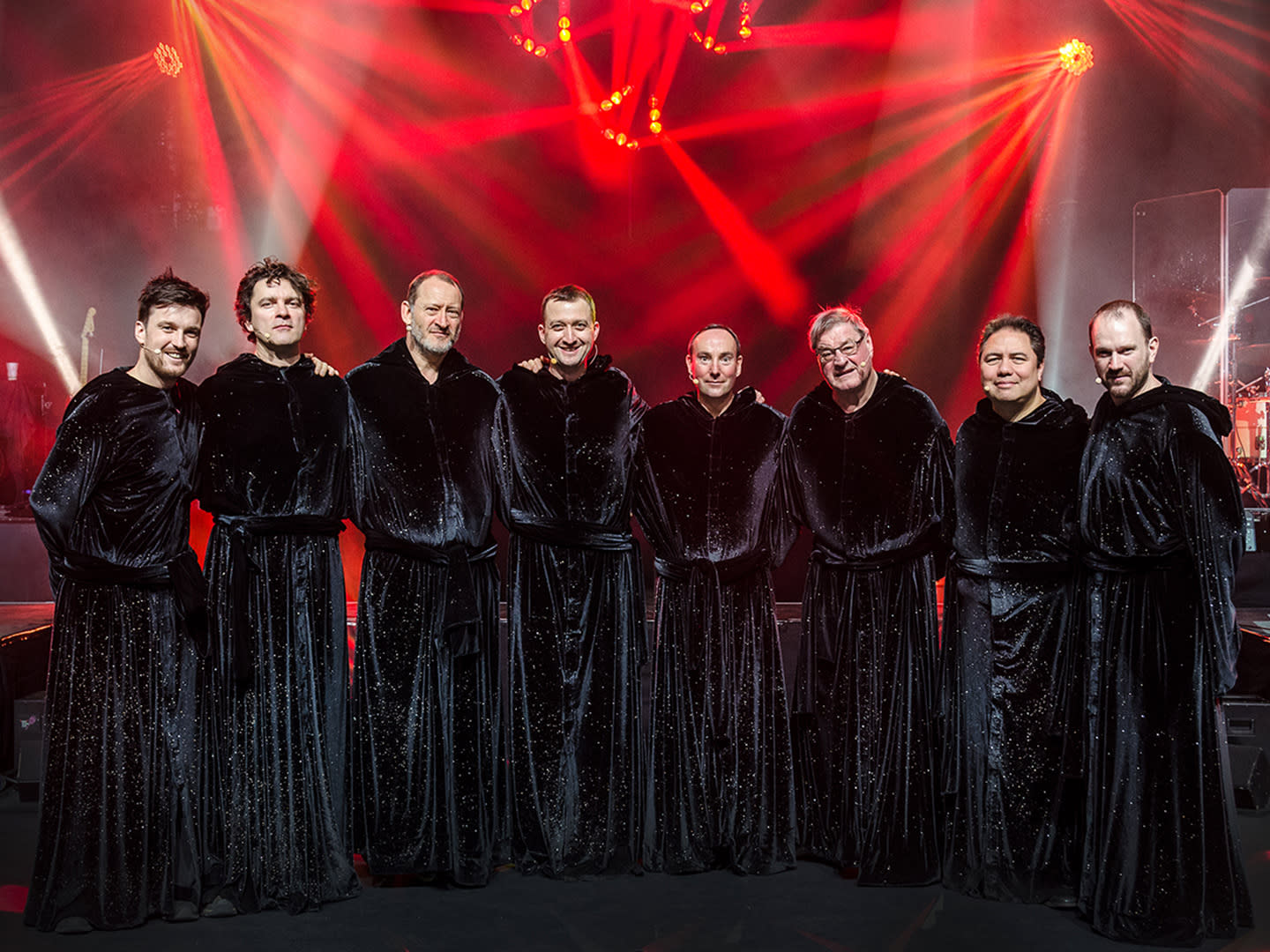 Gruppenfoto der Gregorian Mitglieder auf der Bühne 