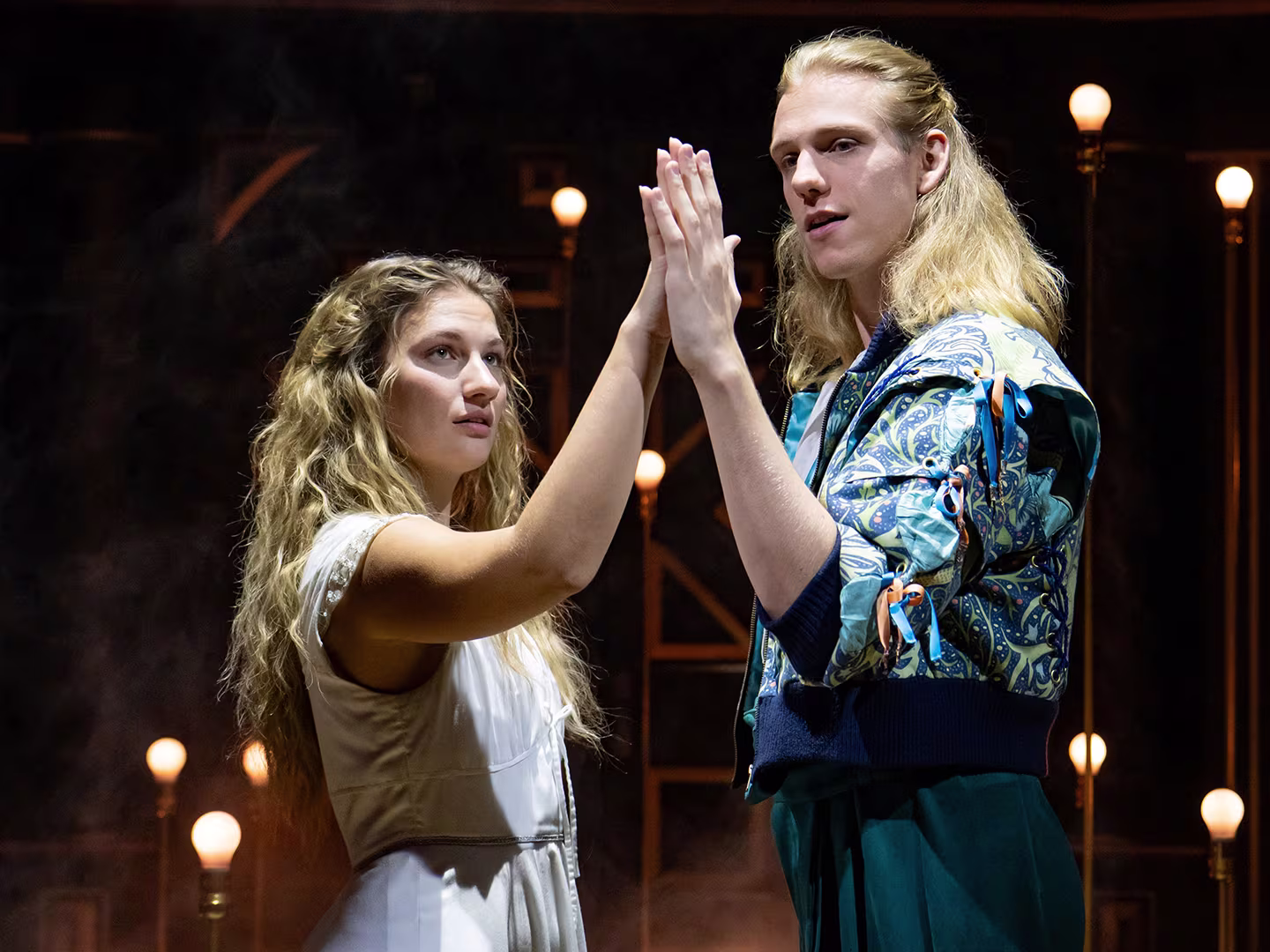 Romeo und Julia tanzen vor Lichterketten