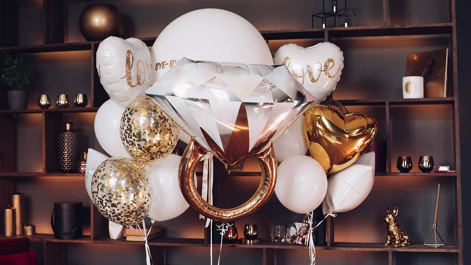 JGA-Dekoration mit Ballons in Weiß und Gold, darunter ein großer Diamantring-Ballon