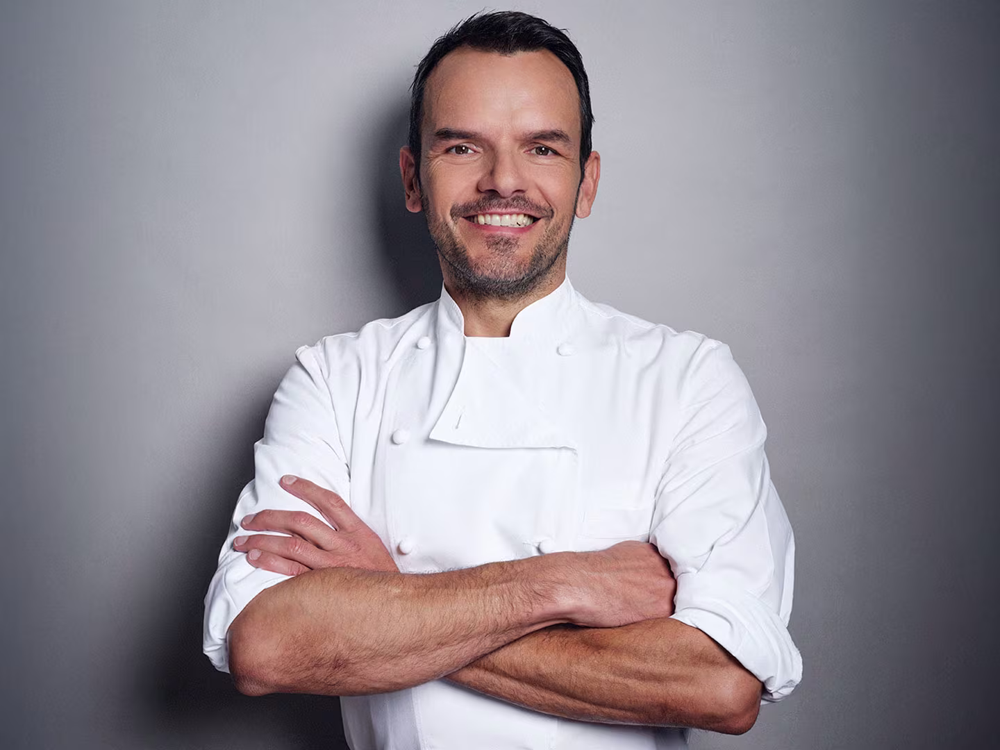 steffen-henssler-showteaser-breit-2spaltig-credit-philipp-rathmer-1440px