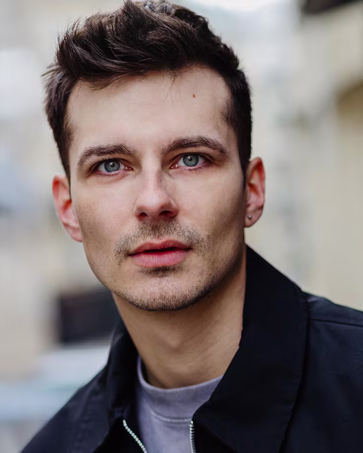 abenteuerland-tour-cast-Lars-Wandres-credt-Tim-Olcay-736x920-2025