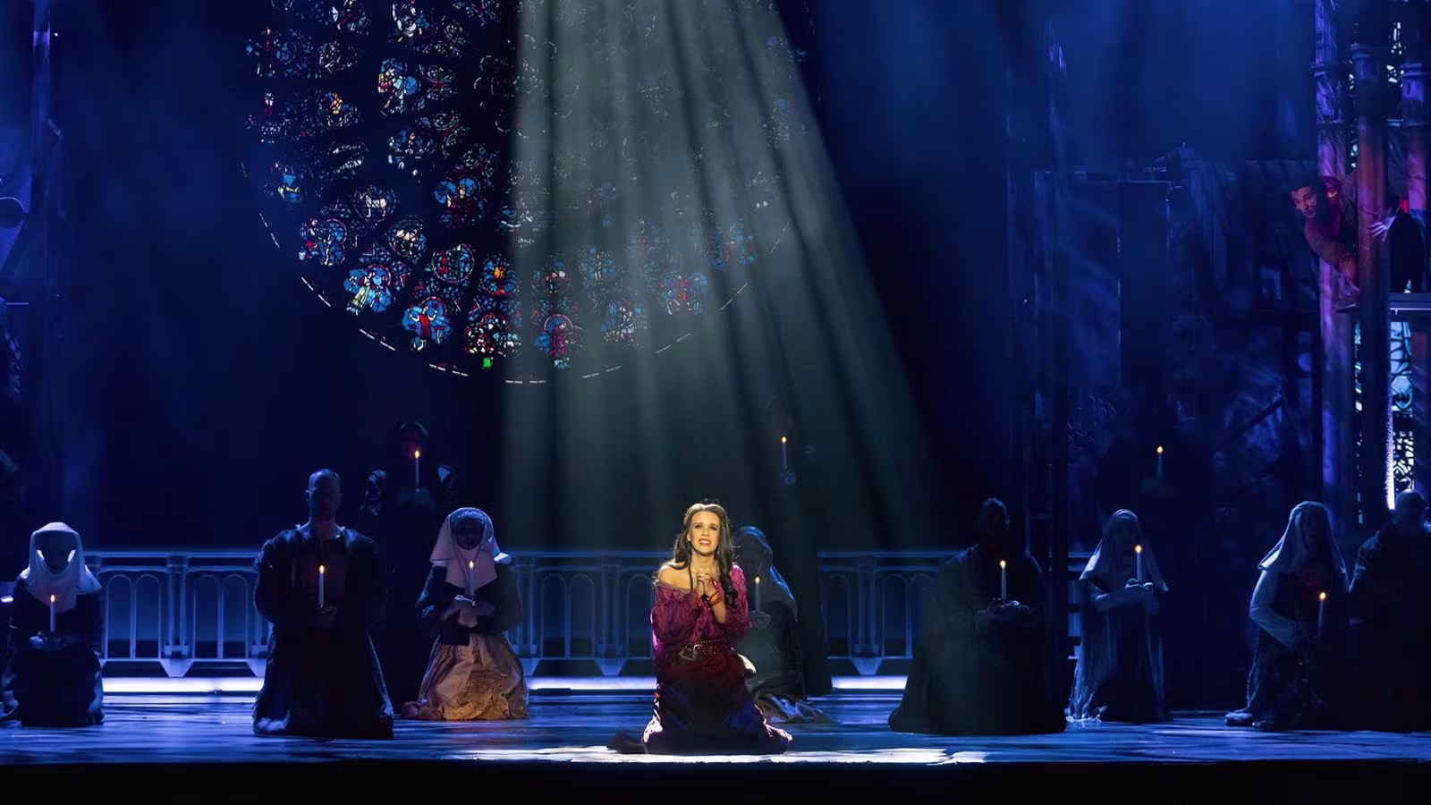 Esmeralda betet in der Notre Dame in Disney Der Glöckner von Notre Dame