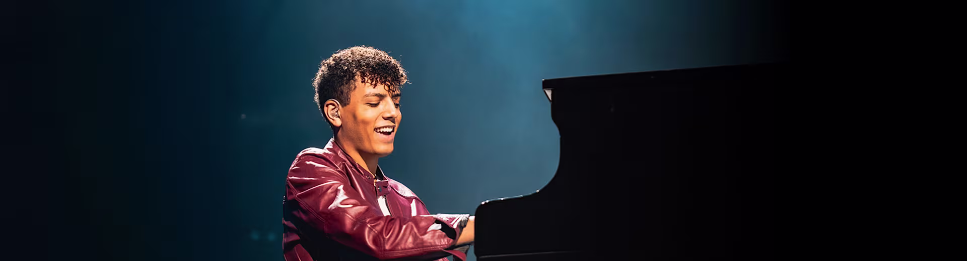 louis-philippson-credit-luna-leen-stage-S-desktop-3840x1040-2025