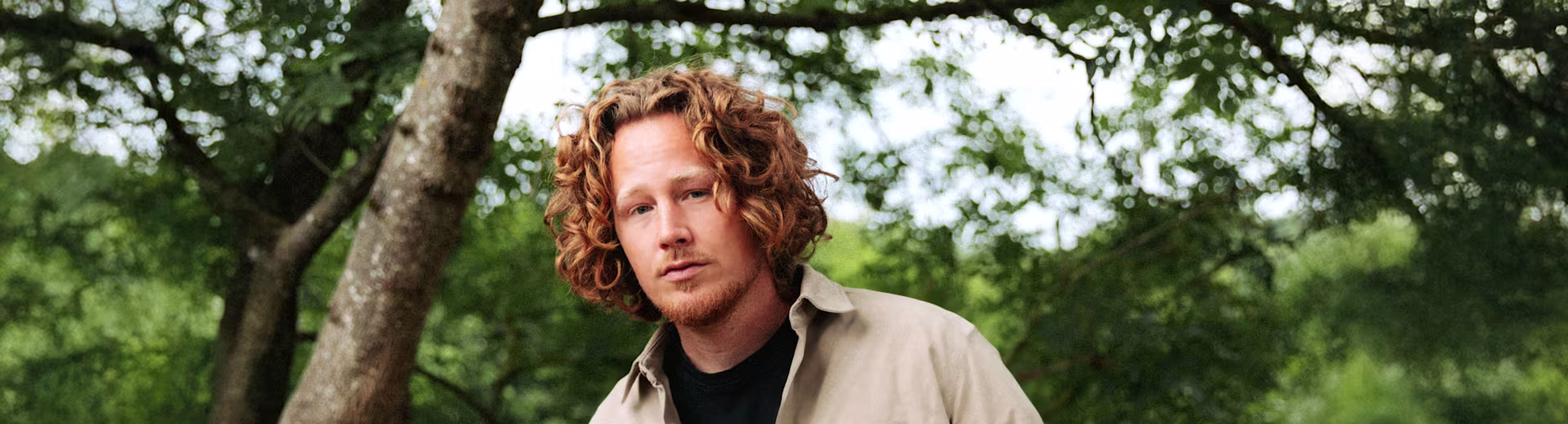 Michael Schulte schaut in die Kamera