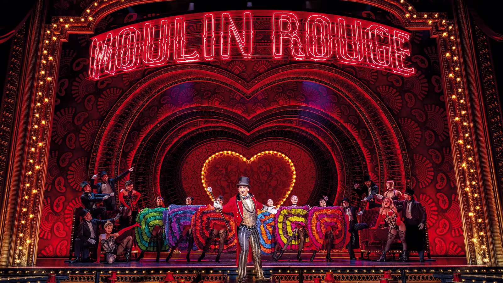 Das Ensemble tanzt auf der Bühne von Moulin Rouge! Das Musical.