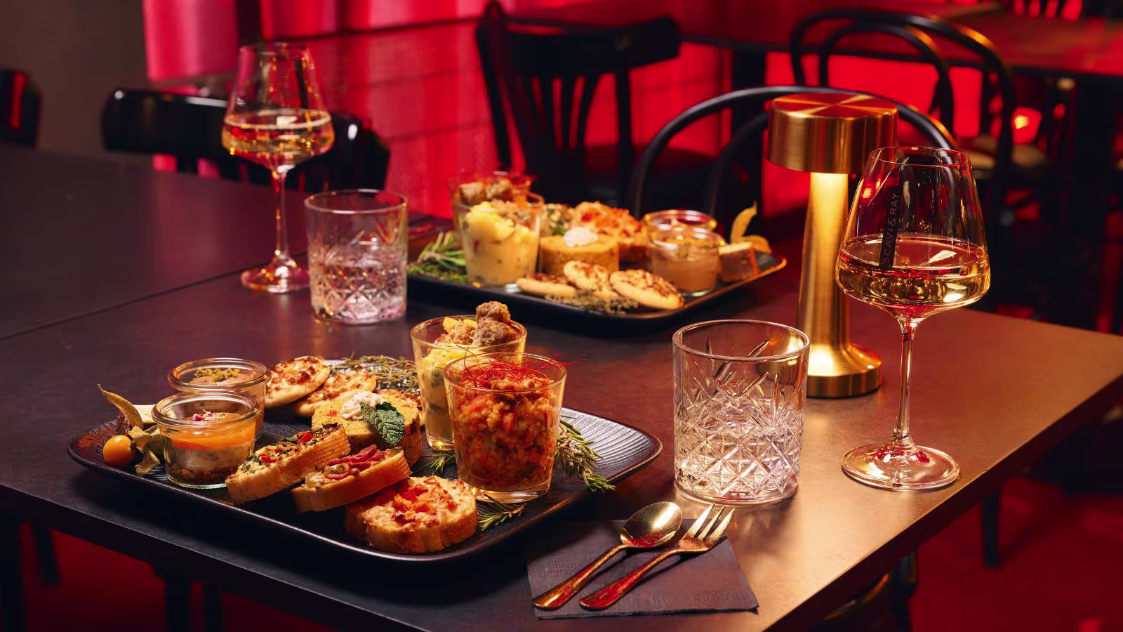 Phantom der Oper Opern Teller im Musical Dome Köln. Tisch mit Essen und Getränken. 